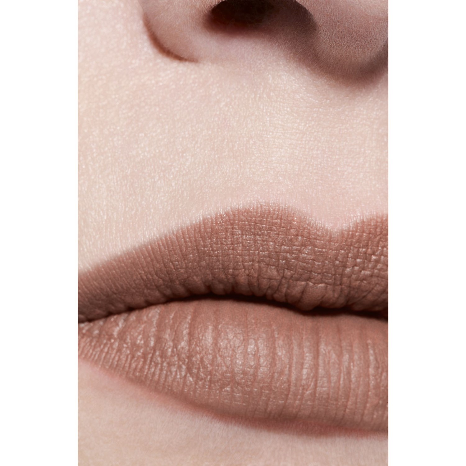 EDICIÓN LIMITADA  LA BARRA DE LABIOS ATERCIOPELADA LUMINOSA